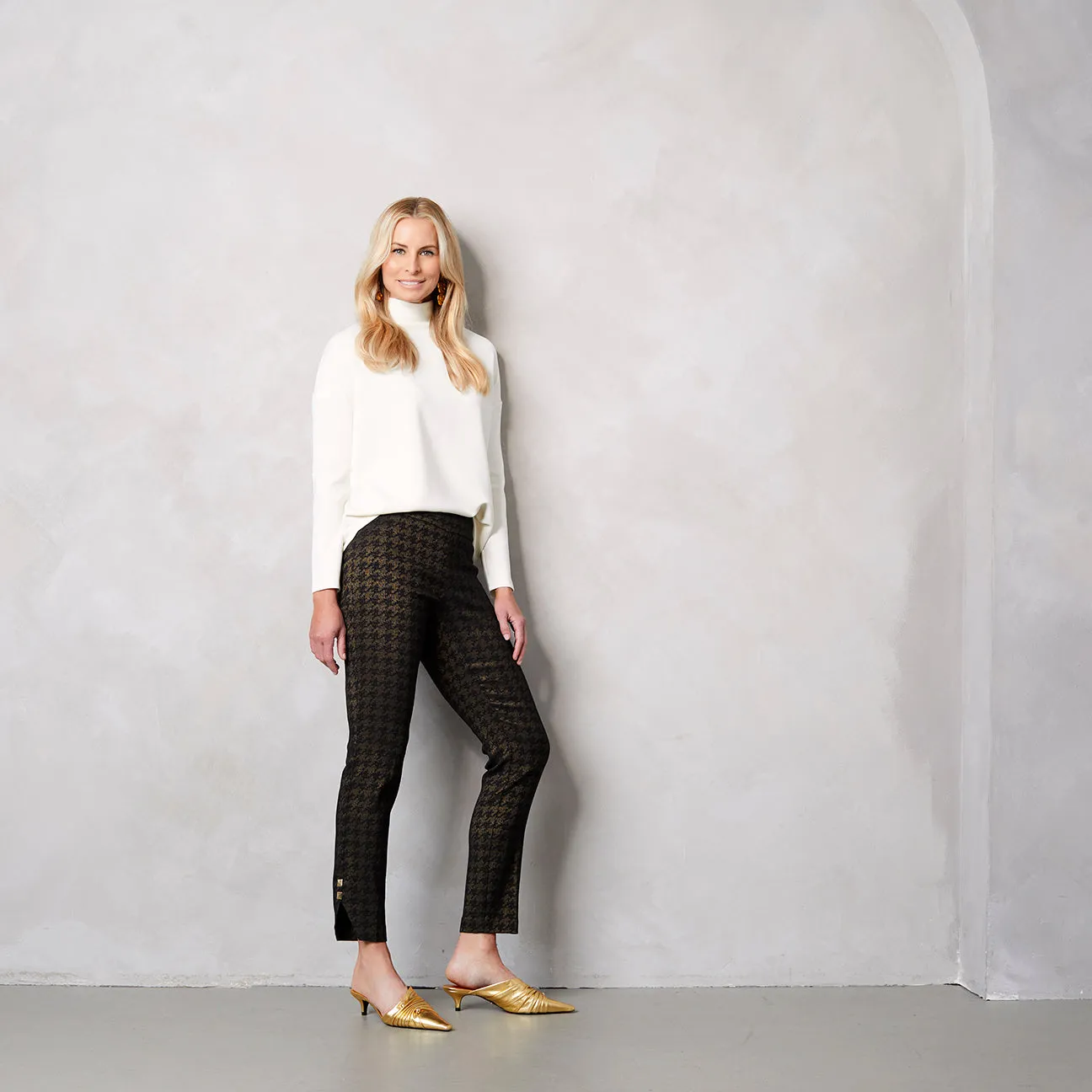 UP! // 30318 SEQUIN ELBOW PATCH TOP IVORY
