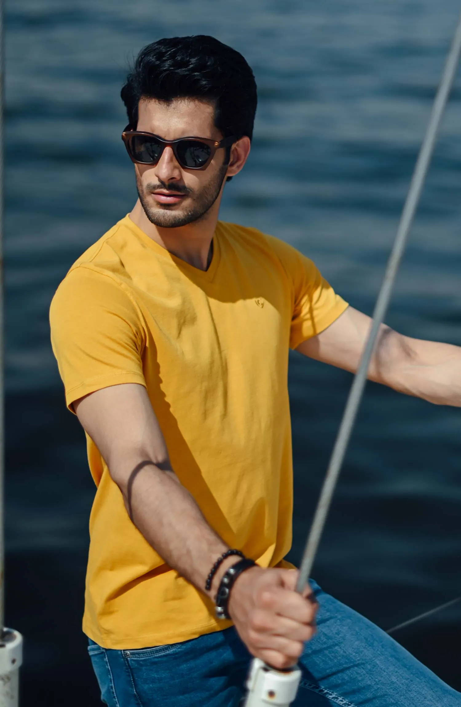 V-NECK - BASIC TEES